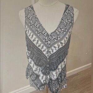 Knox Rose Black & White Paisley V-Neck Button Tank